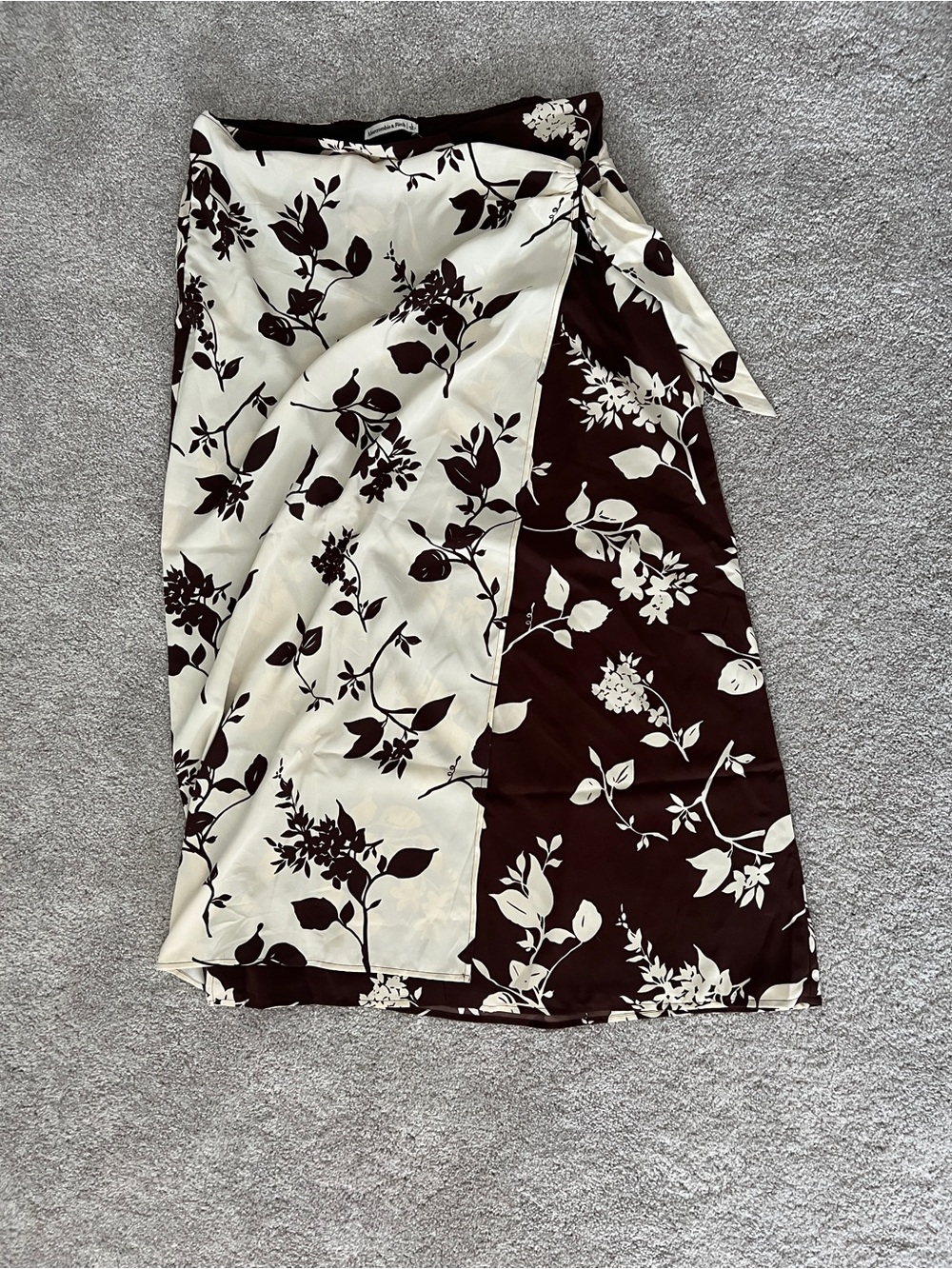 Abercrombie & Fitch Two-Tone Floral Wrap Sarong — Ivory & Dark Brown